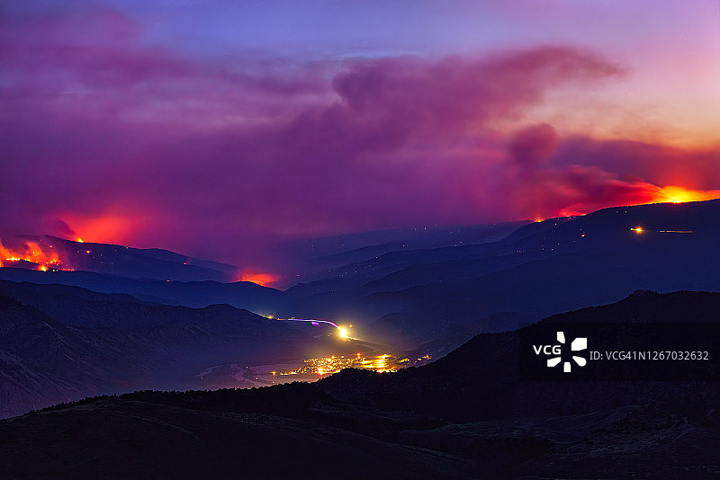 夜间森林大火图片素材
