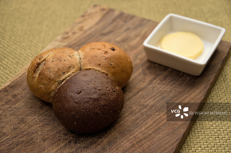 三种面包卷配黄油图片素材