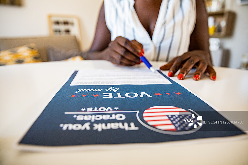 居家参与美国大选投票的女性图片素材