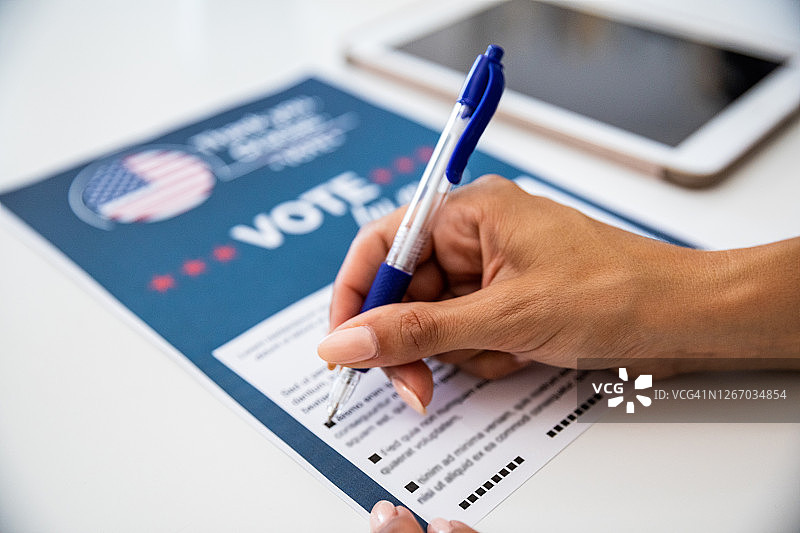 居家参与美国大选投票的女性图片素材