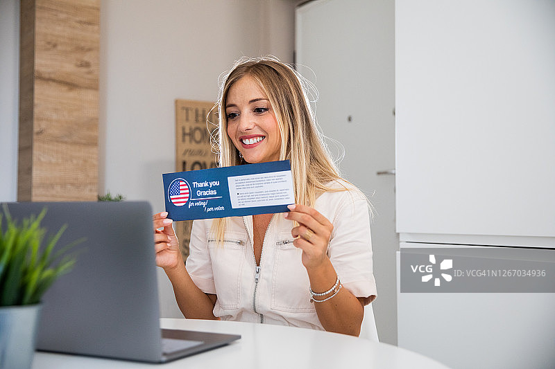刚投票完，在视频会议中与朋友分享的女人图片素材
