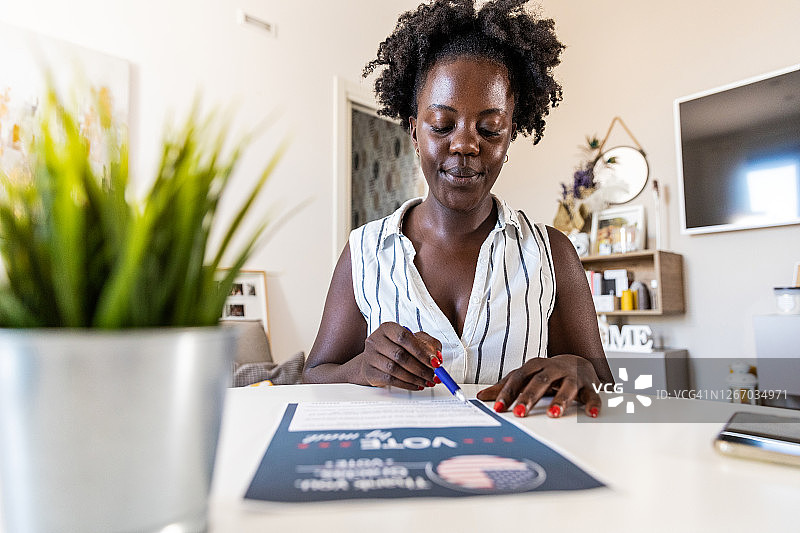 居家参与美国大选投票的女性图片素材