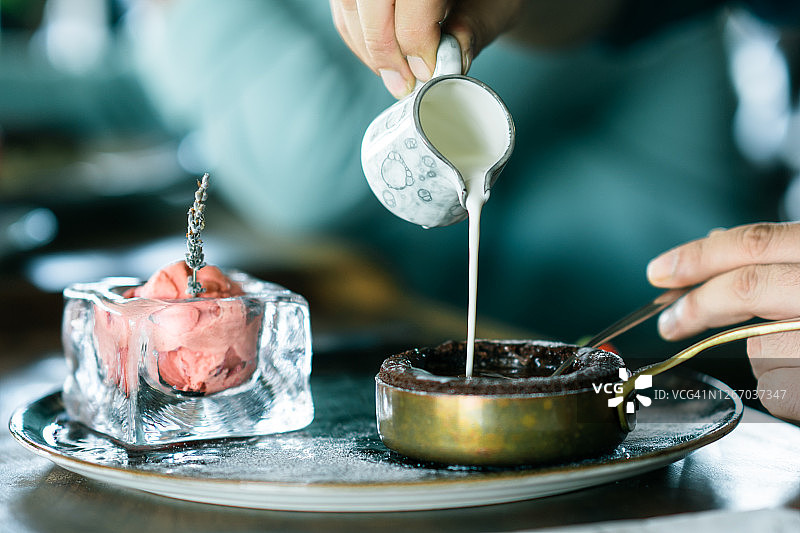 奶油巧克力舒芙蕾图片素材