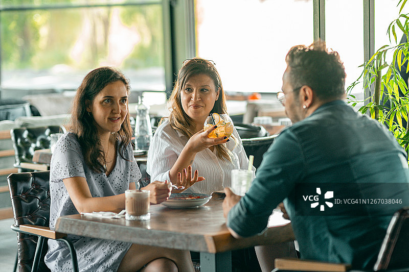 一群人在餐厅互相交谈图片素材