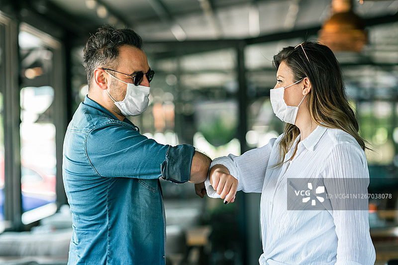 两个朋友用手肘互相问候图片素材