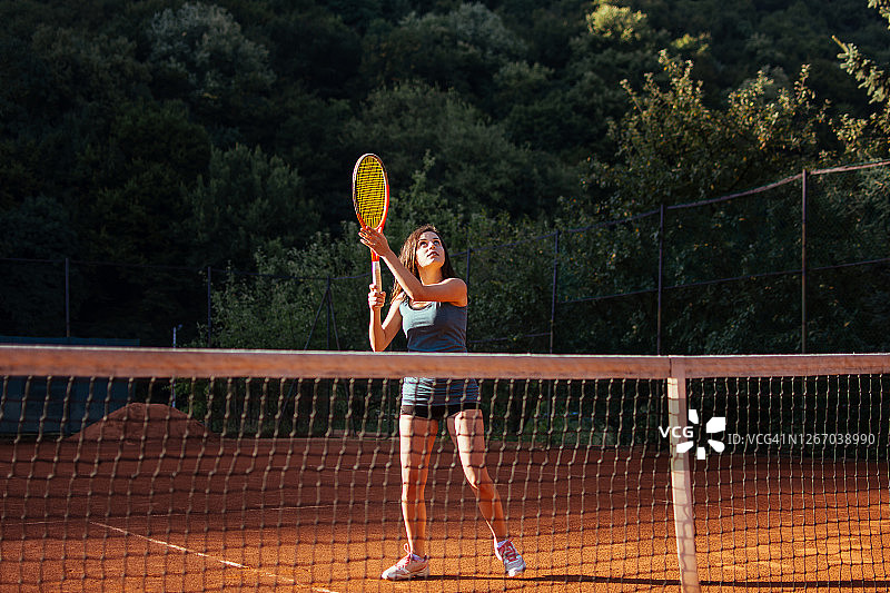 用力打网球的女人图片素材
