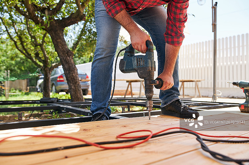 木匠用电钻拧螺丝图片素材