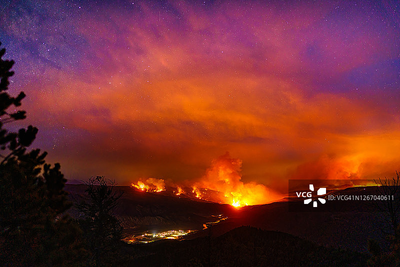森林火灾中的银河系图片素材