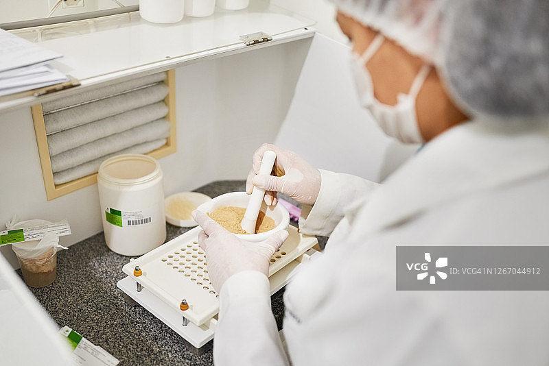 药剂师研究新配方图片素材