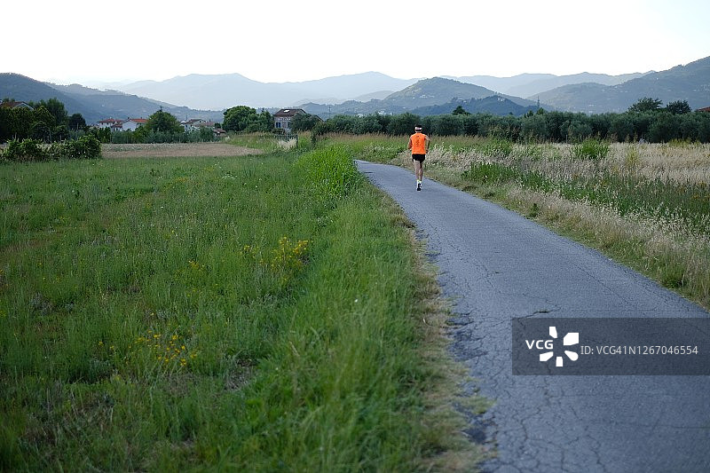 乡村道路上奔跑的男孩图片素材