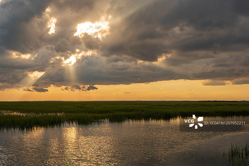 盐沼的日落图片素材
