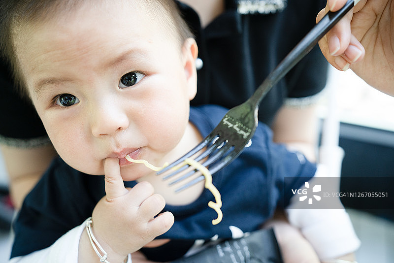 可爱的小男孩在家吃意大利肉酱面图片素材