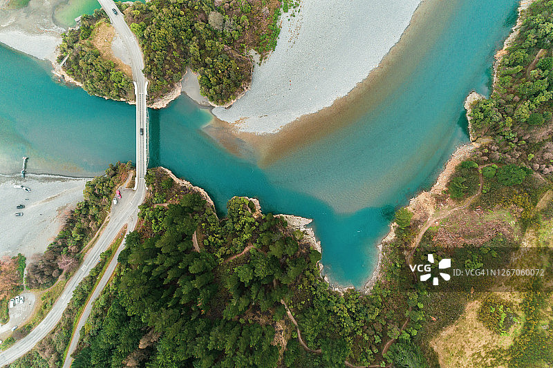 小溪上的桥梁鸟瞰图片素材