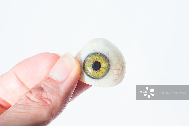 手拿义眼，玻璃眼，绿色眼球图片素材