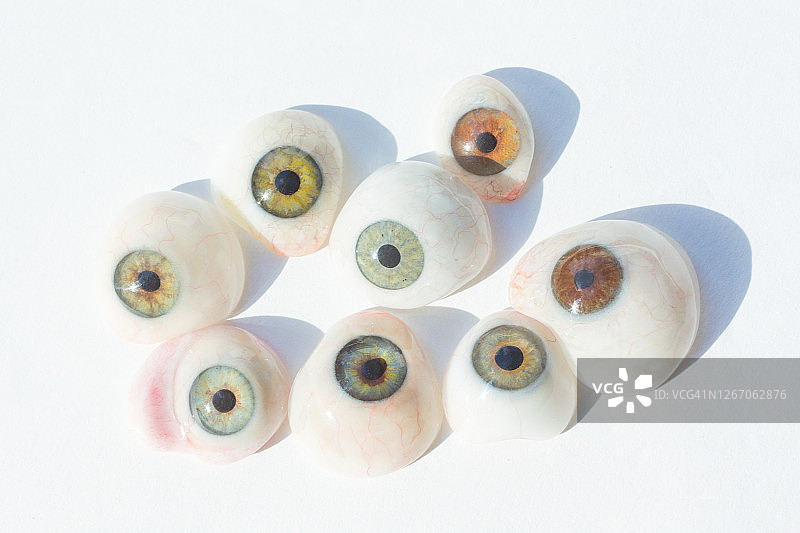 义眼群，眼科医生制作的眼假体图片素材