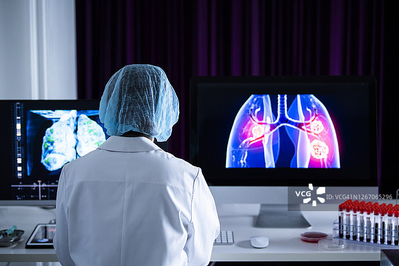 科学家进行肺炎分析图片素材