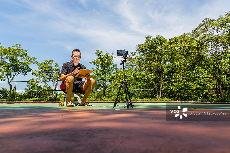 在篮球场馆进行Vlog图片素材