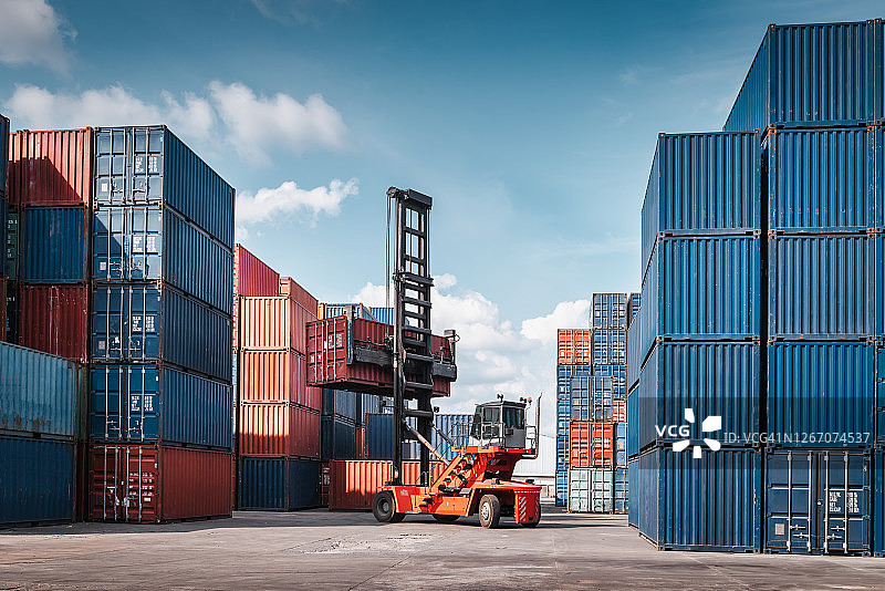 集装箱货运港口堆场仓储物流运输工业。堆叠的集装箱进出口配送仓库。运输物流工业。图片素材