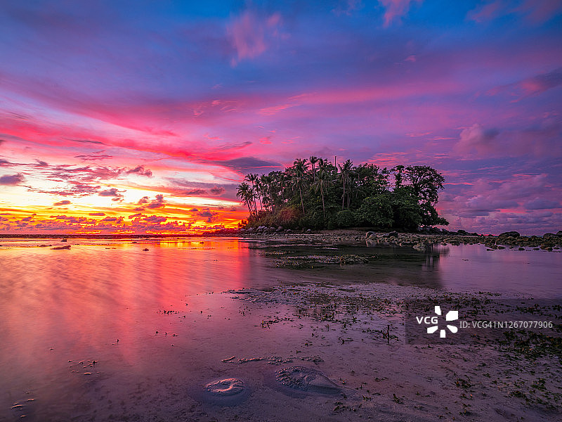 泰国普吉岛奈扬海滩科普林岛日落美景图片素材