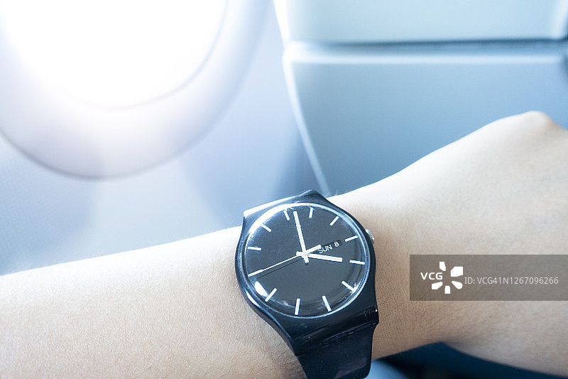 飞机上的时间图片素材