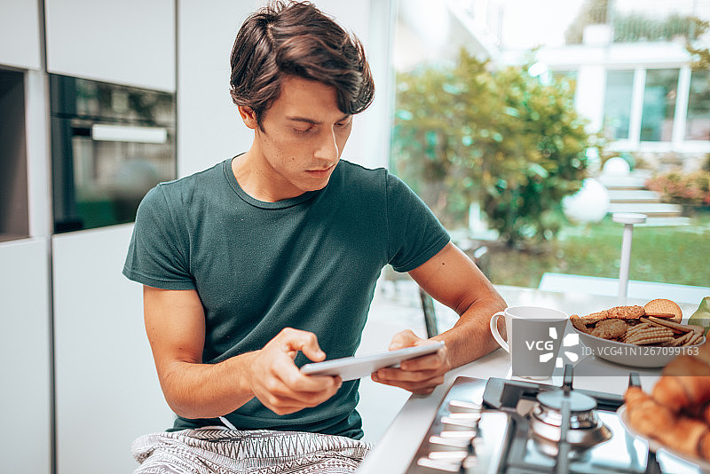 男子在智能家居中使用平板电脑图片素材