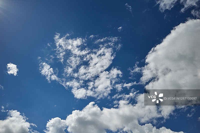 明媚阳光下的蓝天白云图片素材