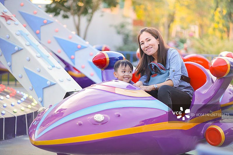 游乐园里的母子图片素材