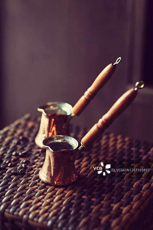 咖啡店桌子上的土耳其咖啡壶图片素材
