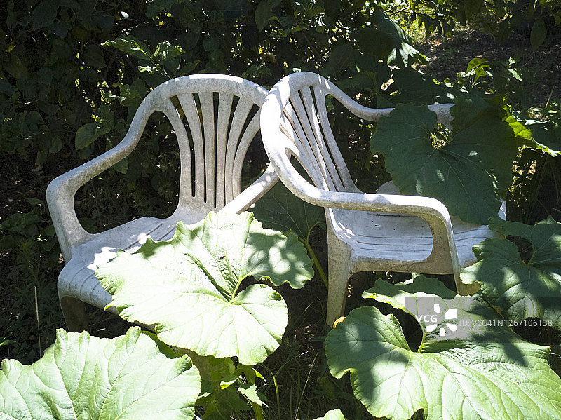 农场上的塑料椅子图片素材