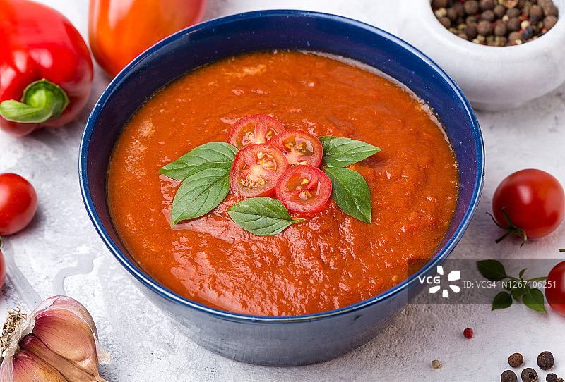 蔬菜冷汤，浅色背景图片素材