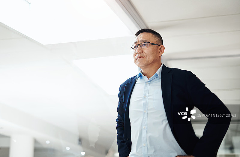 雄心壮志是将梯子搭向天空图片素材