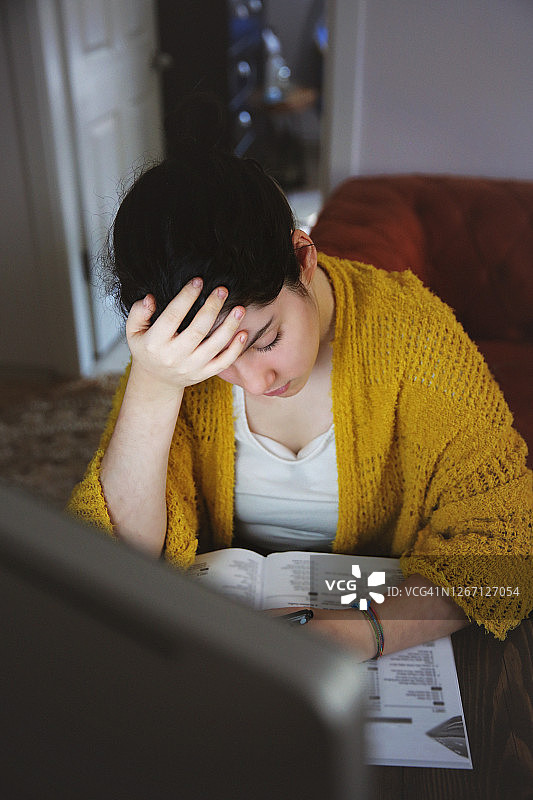 疫情期间无聊的学生看着台式电脑图片素材