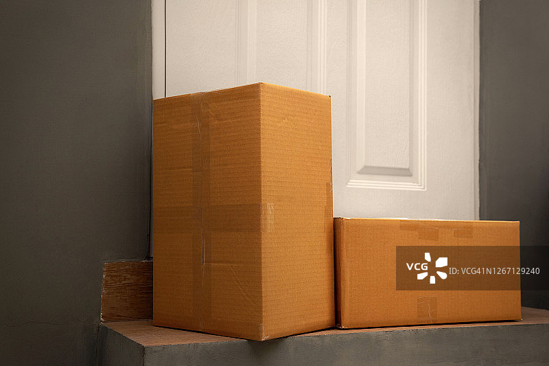 家门口外的纸箱图片素材