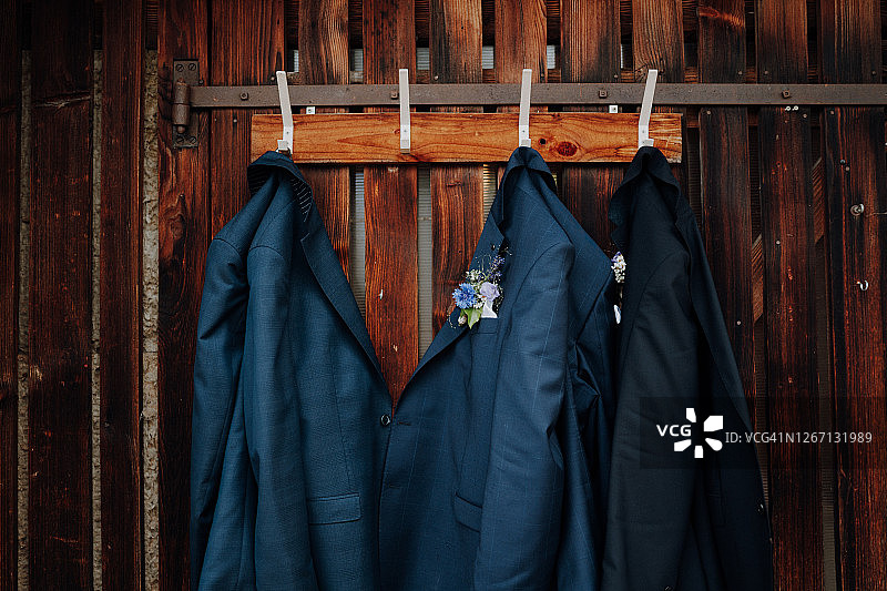 挂在衣柜里的西装外套图片素材