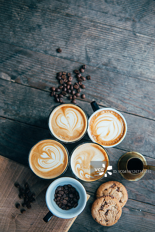 木桌上的咖啡拉花：咖啡师的休闲时光图片素材