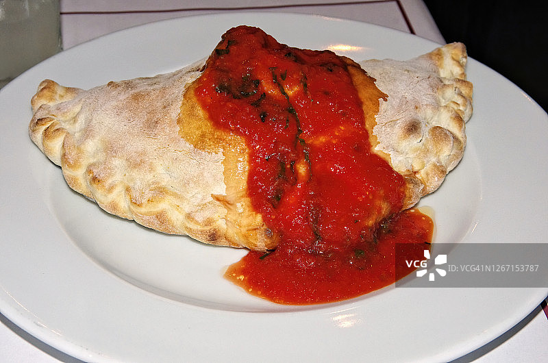 配番茄意面酱的素食卡尔佐馅饼图片素材