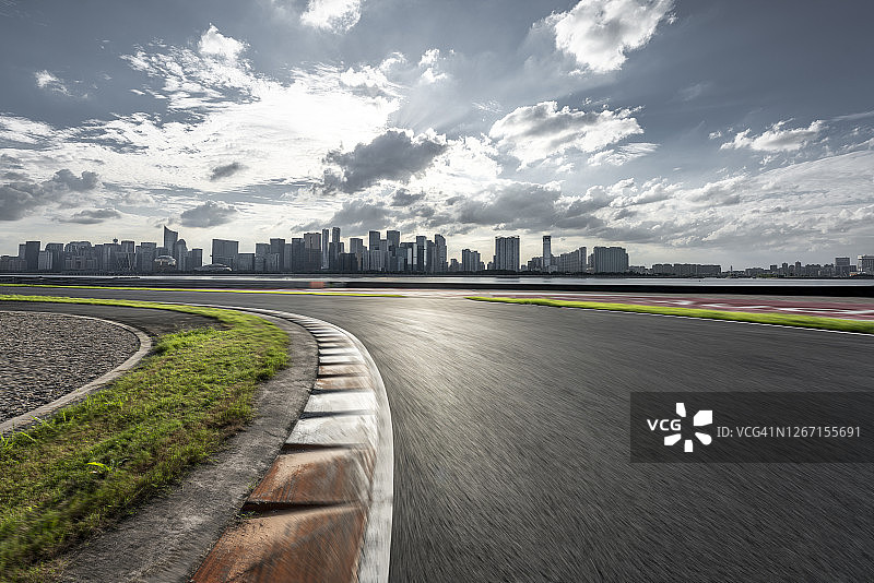 城市天际线与逆光赛道图片素材