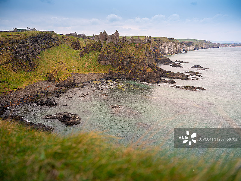 北爱尔兰海岸线悬崖上的敦鲁斯城堡遗址图片素材