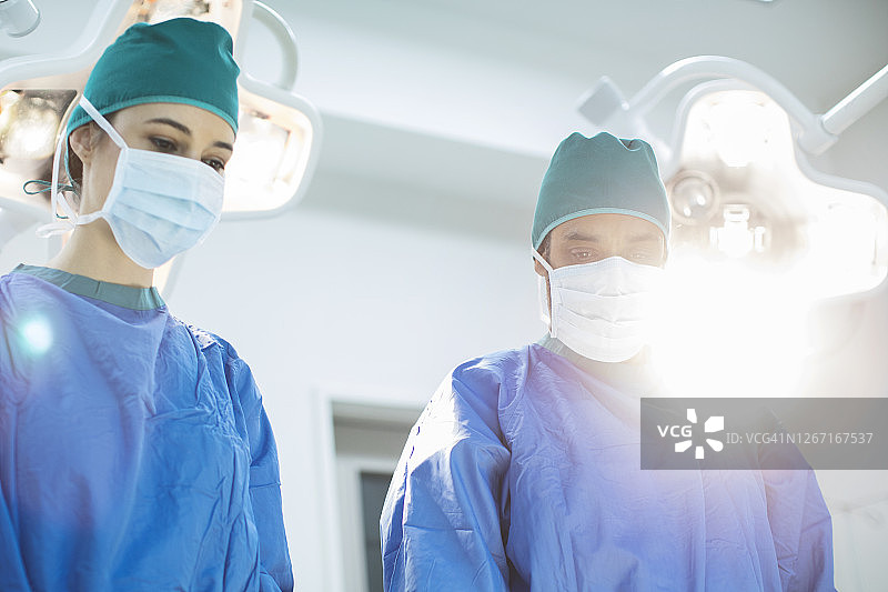 医生在手术室进行医疗手术图片素材