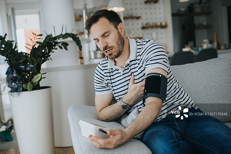 正在进行自动血压测试的高血压患者照片图片素材