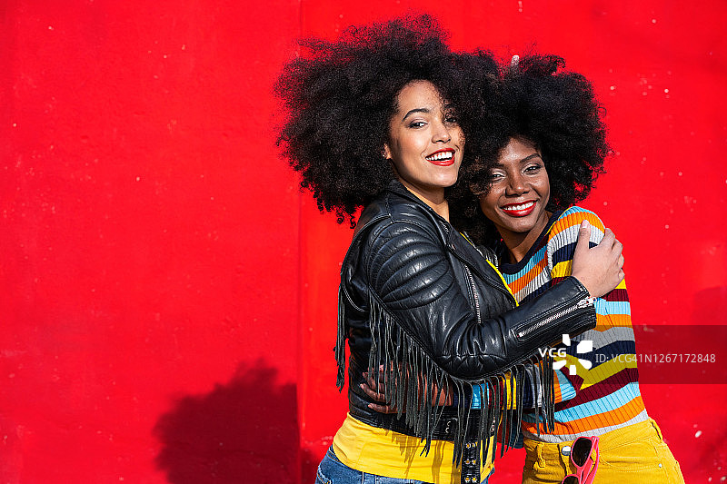 快乐的非洲裔女性站在彩色背景上微笑图片素材