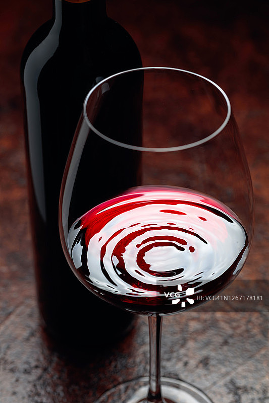 红酒瓶和玻璃杯图片素材
