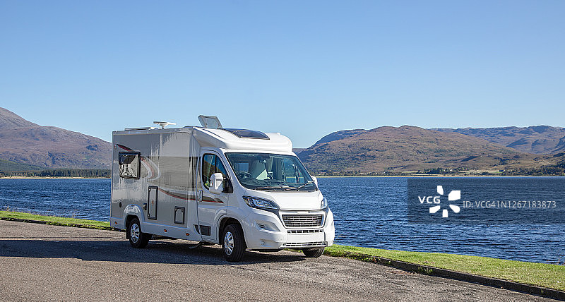 停靠在苏格兰高地西罗斯地区洛克卡伦湖旁的房车图片素材