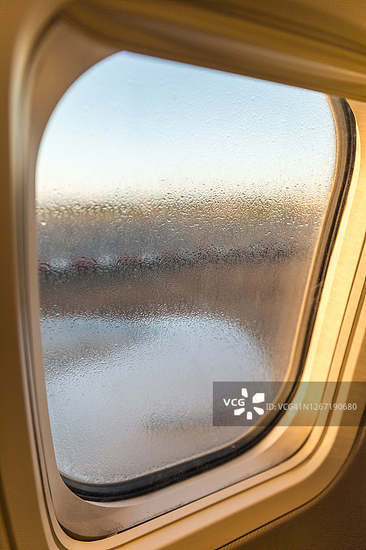 飞机窗户上的冷凝水图片素材