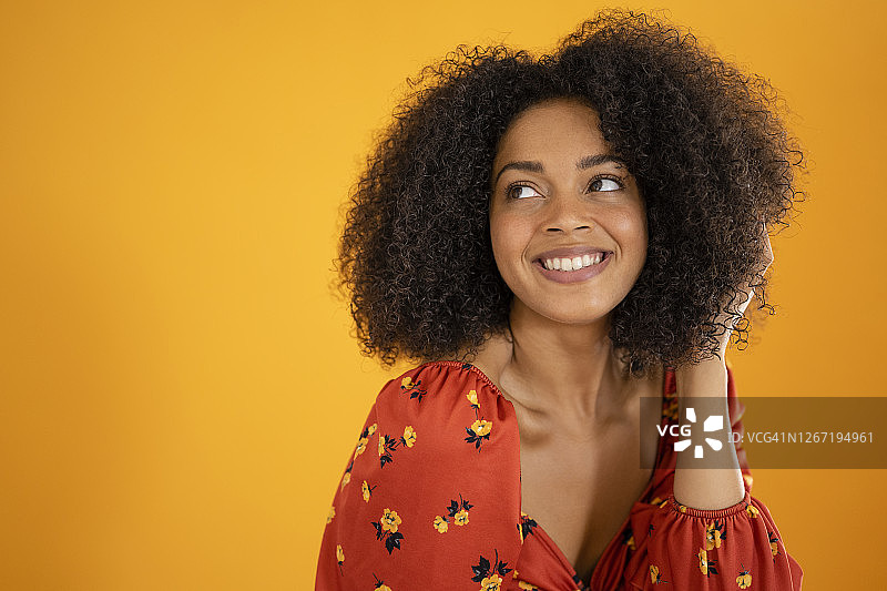 微笑的年轻混血女人的头像和肩膀图片素材