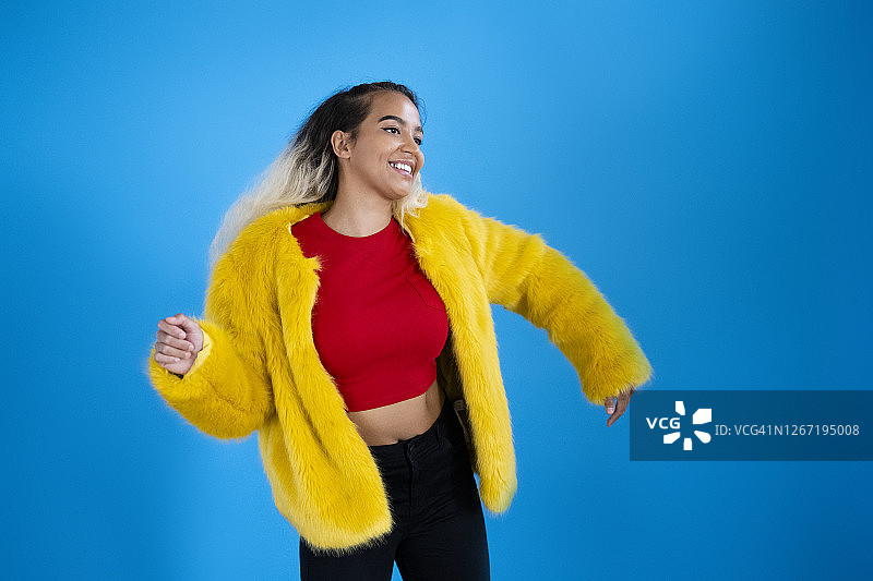 跳舞的时尚年轻太平洋岛民女人像图片素材