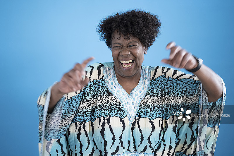 穿着卡夫坦长袍的60年代早期黑人妇女的非正式肖像图片素材