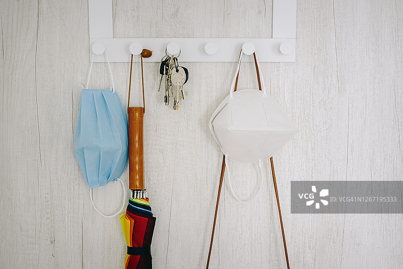 挂在衣架上的防护口罩图片素材