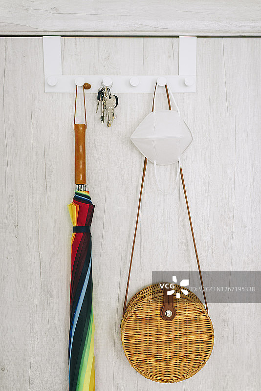 挂在衣架上的防护口罩图片素材