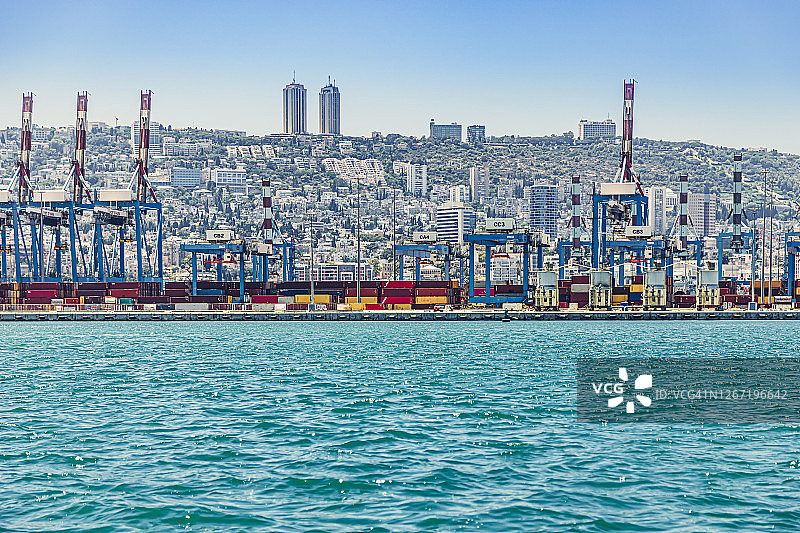 海法港口的货运集装箱码头图片素材